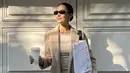 <p>Tak selalu tampil dengan crown, Suchata Chuangsri juga tampak memikat dengan outfit casual. [foto: Suchata Chuangsri]</p>