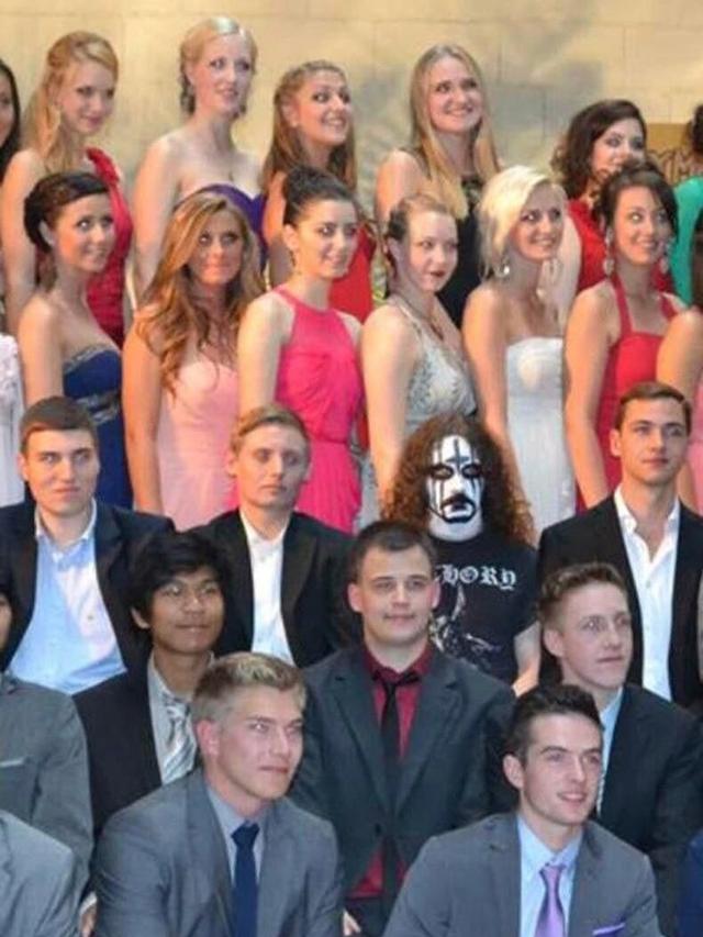 7 Potret Nyeleneh Dandadan Anak Metal Ini Bikin Tepuk Jidat