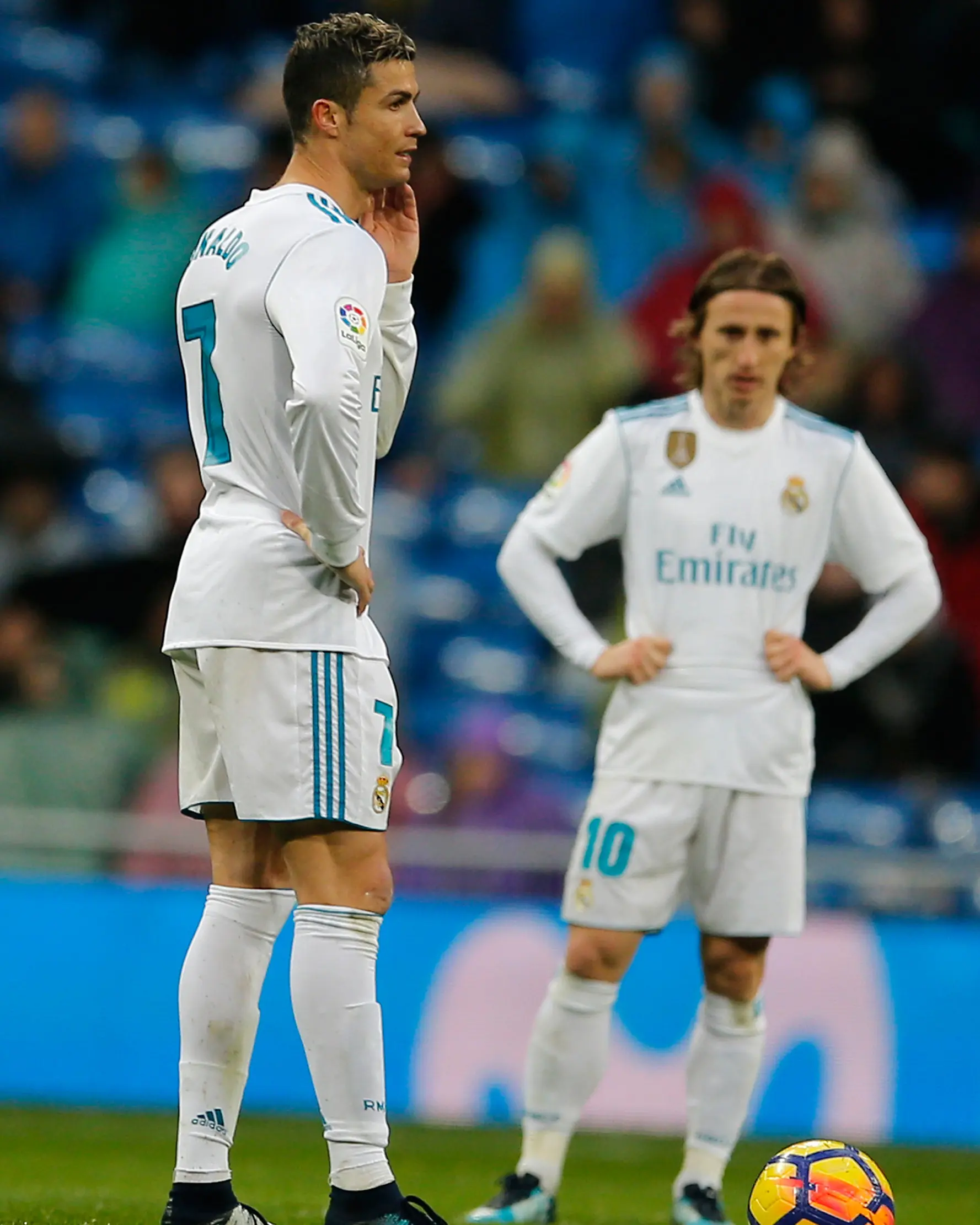 Penyerang Real Madrid Cristiano Ronaldo bersiap membagi bola kepada rekannya Luka Modrid saat melawan Villarreal dalam pertandingan Liga Spanyol di stadion Santiago Bernabeu di Madrid, Spanyol (13/1). (AP Photo/Paul White)
