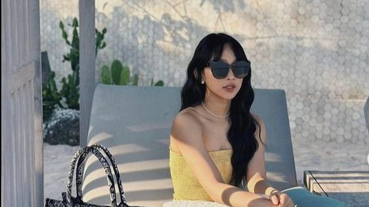 Dita Karang, seorang anggota grup Kpop, mencapai prestasi yang sangat istimewa sebagai wanita pertama dari Indonesia yang berkarir di industri Kpop.