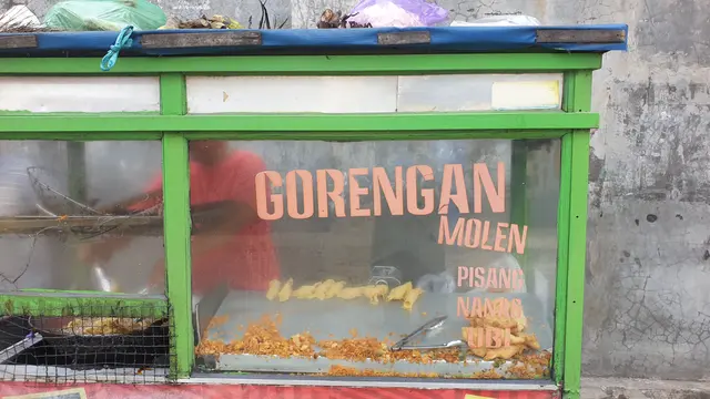 Merantau dari Kuningan, Asep Tekuni Usaha Gorengan dengan Omzet Rp500 Ribu Sehari