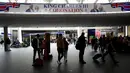 Spanduk perayaan penobatan Raja Charles III dipajang di Stasiun Kings Cross di London, Senin, 1 Mei 2023. Penobatan Raja Charles III akan berlangsung di Westminster Abbey pada 6 Mei. (AP Photo/Kirsty Wigglesworth)