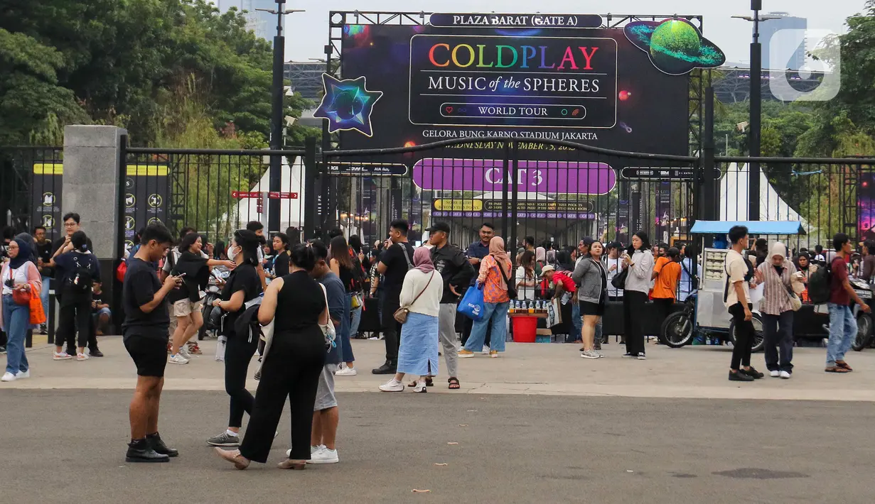 <p>Masa penantian mereka yang sudah mengantongi tiket konser Coldplay, berakhir sudah karena grup band asal Inggris ini akan menyapa para penggemar di SUGBK malam nanti. (Liputan6.com/Herman Zakharia)</p>