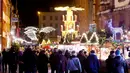 Suasana pasar Natal tradisional di Kota Tua Heidelberg, Jerman, Selasa (4/12). Lokasi ini merupakan salah satu pasar Natal yang paling indah di Jerman selatan. (AP Photo/Michael Probst)