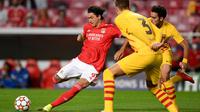 Benfica sudah unggul 1-0 pada menit ke-3. Usai menerima umpan dari Julian Weigl, Darwin Nunez kemudian melewati adangan Eric Garcia untuk kemudian menaklukkan kiper Barcelona, Marc-Andre ter Stegen. (AFP/Patricia De Melo Moreira)