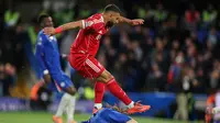 Mohamed Salah menginjak Marc Cucurella dalam sebuah duel dalam laga Liga Inggris antara Chelsea dan Liverpool di Stamford Bridge, London, 4 Oktober 2025. (AP Photo/Ian Walton)
