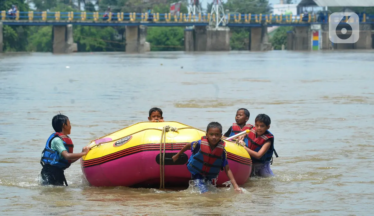 Anak-anak rafting di kawasan Bendungan Katulampa, Bogor, Jawa Barat, Kamis (29/10/2020). Kegiatan yang diadakan oleh Hiking Bocah pada setiap akhir pekan atau libur panjang ini dalam rangka mengenalkan anak kepada alam. (merdeka.com/Arie Basuki)