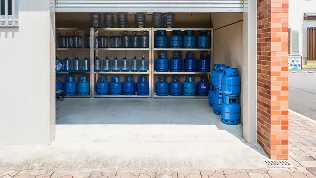 Dagangan Populer di Teras Rumah (Foto: Reve Art AI)