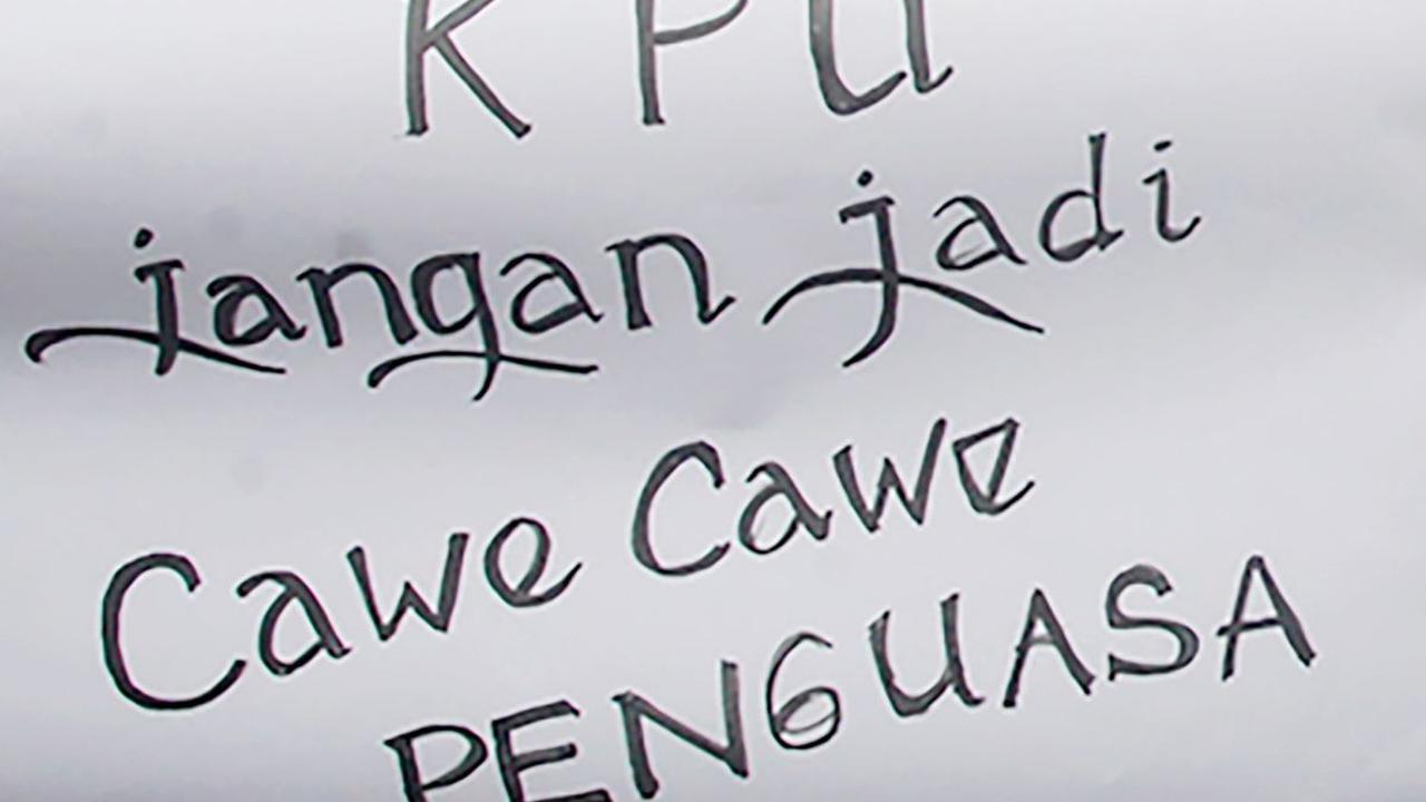 Massa membawa berbagai atribut dalam aksi unjuk rasa ini, mulai dari poster hingga spanduk. Merdeka.com/Arie Basuki