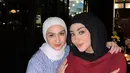 Sementara itu, pada pertemuan kali ini, Margin Wieheerm keluar sebagai anggota yang mendapat arisan dari hasil kocokan. Melody Laksani yang berada di sampingnya pun langsung memberikan selamat. Meski ada tiga anggota yang absen, geng Mamayu tetap mengadakan pertemuan dengan senang hati. (Liputan6.com/IG/@dindahw)