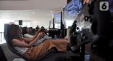 Pengunjung saat bermain simulator Formula E di Gaming Arena GulaVit Jakarta E-Prix 2023 di Jakarta International E-Prix Circuit (JIEC), Ancol, Jakarta Utara, Minggu (4/6/2023). (merdeka.com/Iqbal S. Nugroho)