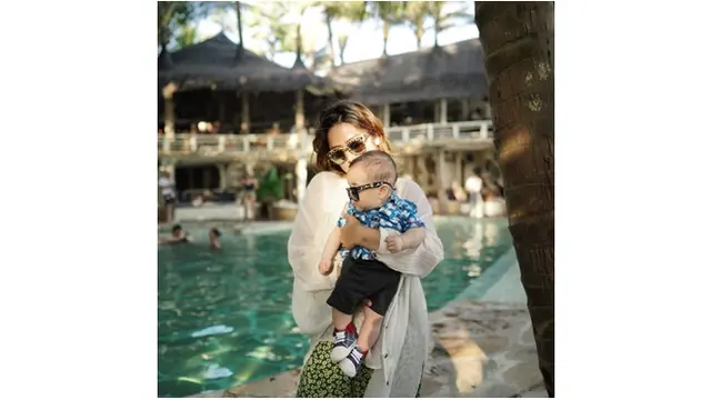 Momen Manis Selvi Kitty Asuh Anak (sumber: instagram/@selvikitty)