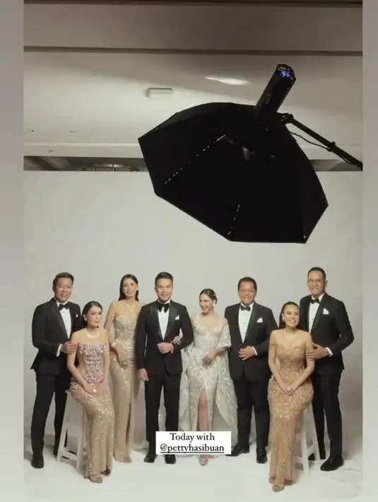 Model gaun malam tanpa lengan atau strapless menjadi pilihan Putri, Petty, dan Natalia. Perhiasan emas berlian menambah bold dan glamor tampilan mereka. [Foto: Instagram @anggarcp]