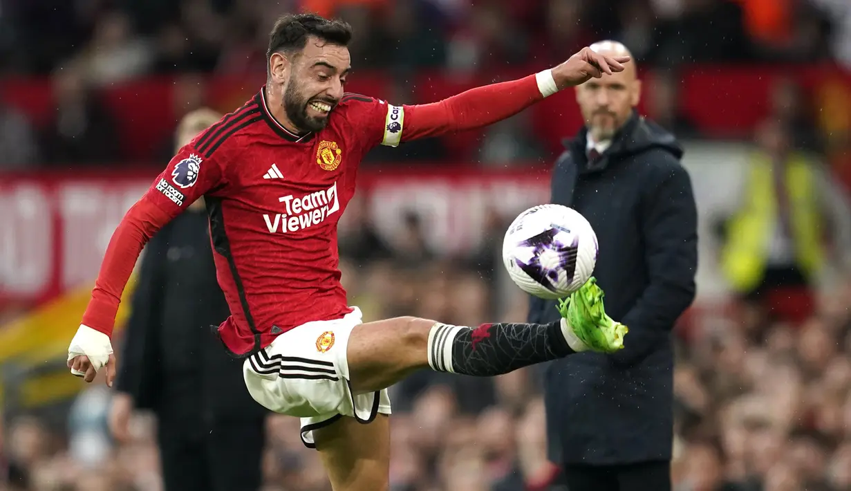 Kapten tim Manchester United, Bruno Fernandes berusaha mengontrol bola saat menghadapi Newcastle United pada laga tunda pekan ke-34 Liga Inggris 2023/2024 di Old Trafford Stadium, Manchester, Rabu (15/5/2024). (AP Photo/Dave Thompson)