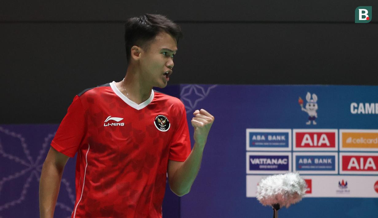 <p>Pebulu tangkis tunggal putra Indonesia, Christian Adinata melakukan selebrasi saat melawan pebulu tangkis tunggal putra Malaysia, Lee Shun Yang pada final bulu tangkis beregu putra SEA Games 2023 di Badminton Hall Morodok Techo National Stadium, Phnom Penh, Kamboja, Kamis (11/05/2023). (Bola.com/Abdul Aziz)</p>