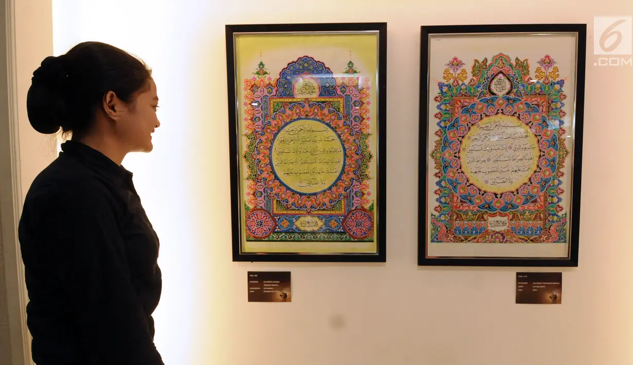 Pengunjung melihat pameran kaligrafi yang dipamerkan pada Ramadan Raya Feast di Pasaraya Blok M, Jakarta, Selasa (5/6). Selain kaligrafi, ada juga pameran Alquran terkecil, terbesar dan terunik. (Liputan6.com/Helmi Fithriansyah)