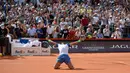 Ekspresi petenis Spanyol, Rafael Nadal, setelah mengalahkan petenis Italia, Fabio Fognini dalam final ATP di Hamburg, Jerman. (2/8/2015). (AFP Photo/DPA/DANIEL Reinhardt)