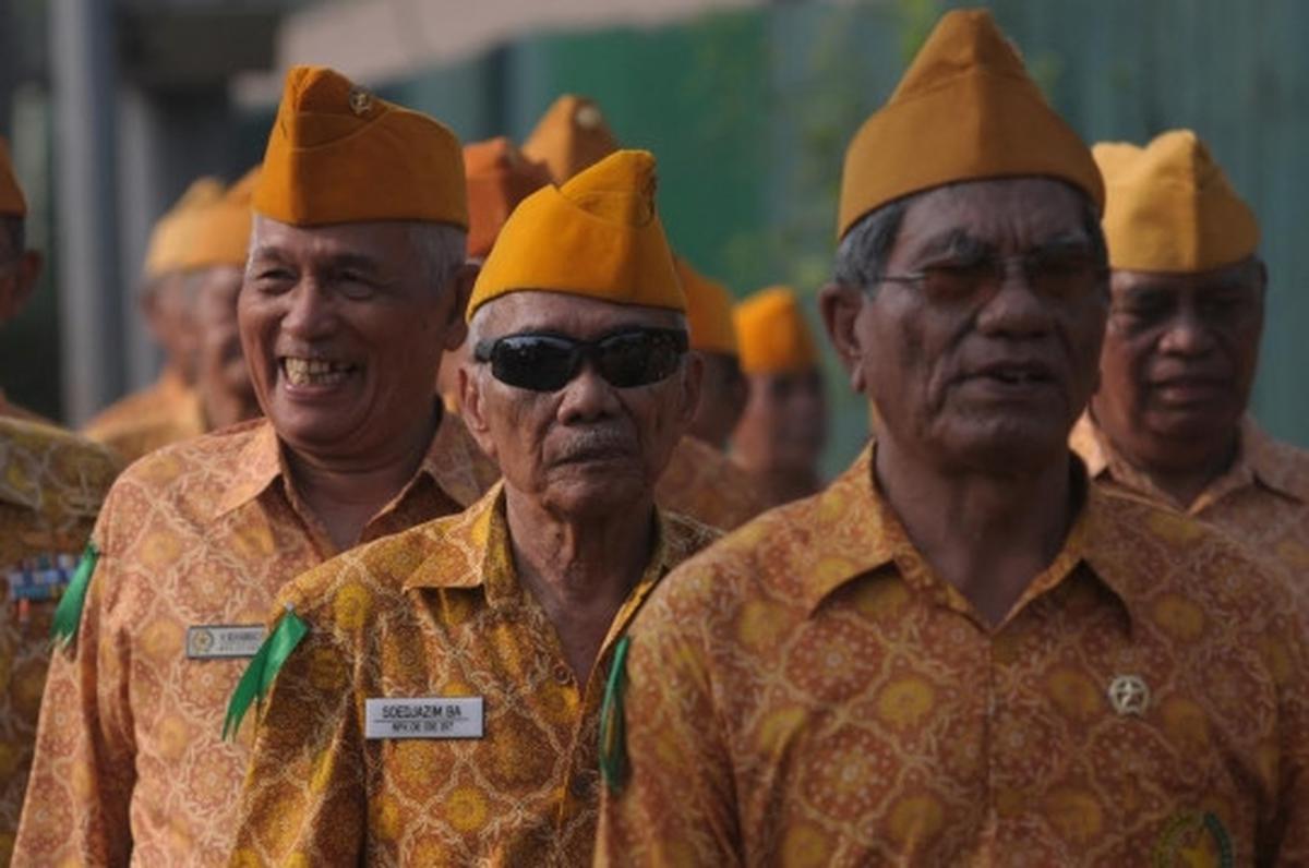 Semarak pawai Hari Veteran, bekas pejuang bawa bambu runcing