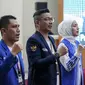 Salah satu ketua DPP PAN, Sigid Purnomo Syamsuddin Said alias Pasha Ungu (kedua kiri) menyanyikan mars partainya saat Pendaftaran Partai Politik Calon Peserta Pemilu tahun 2024 di Gedung KPU, Jakarta, Rabu (10/8/2022). KPU menerima berkas dari 4 partai politik yang mendaftar sebagai calon peserta Pemilu 2024 di hari kesepuluh pendaftaran. (Liputan6.com/Faizal Fanani)