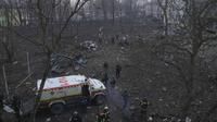 Pekerja darurat Ukraina bekerja di sisi rumah sakit bersalin yang rusak akibat serangan udara di Mariupol, Ukraina (9/2/2022). Serangan Rusia telah merusak parah sebuah rumah sakit bersalin di kota pelabuhan Mariupol yang terkepung, kata pejabat Ukraina. (AP Photo/Evgeniy Maloletka)