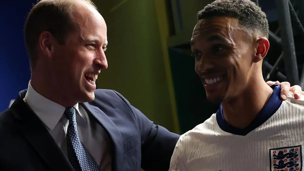 Gaya Necis Pangeran William Nonton Euro 2024, Tunjukkan Cintanya pada Sepak Bola dengan Dasi Bemotif Seharga Rp4jutaan