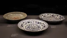 Piring porselen dipajang dalam pameran porselen China di Museum Istana Topkapi, Istanbul, Turki, 2 Oktober 2020. Museum Istana Topkapi memamerkan hampir 12.000 buah koleksi porselen China, menyuguhkan kronologi lengkap sejarah evolusi porselen China dari abad ke-13 hingga ke-19. (Xinhua/Osman Orsal)
