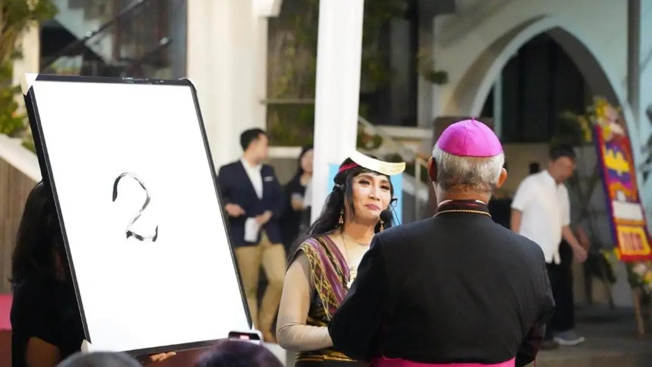 Del Sarono melukis wajah Uskup Bogor, Mgr. Paskalis Bruno Suukur O.F.M.