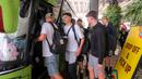 <p>Sejumlah pemain Timnas Selandia Baru U-17 menaiki bus sesaat setelah tiba di Terminal 3 Bandara Soekarno Hatta, Tangerang, Banten menjelang Piala Dunia U-17 2023 pada Jumat (03/11/2023). (Bola.com/Bagaskara Lazuardi)</p>