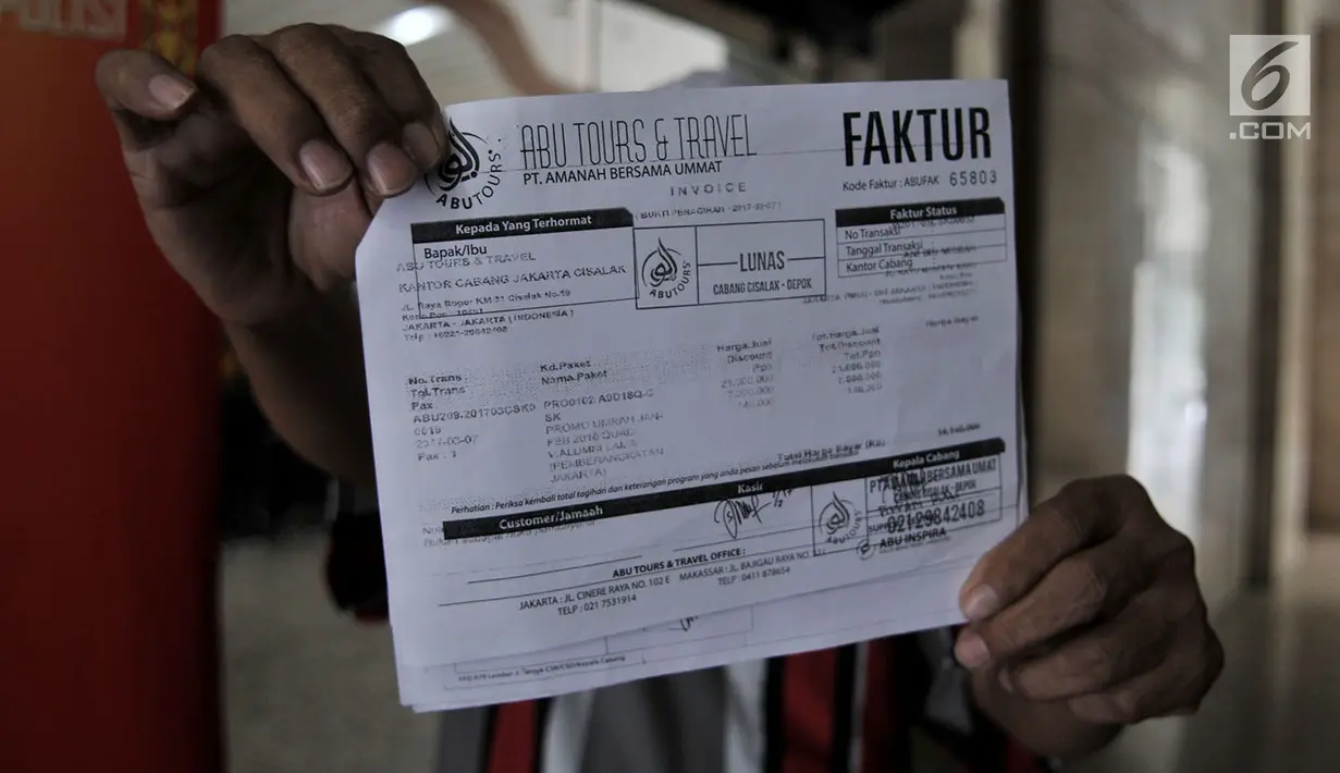 Calon jemaah biro perjalanan umrah dan haji Abu Tours menunjukkan berkas faktur pembayaran saat melapor ke Bareskrim Polri, Jakarta, Kamis (12/4). Mereka mewakili sekitar 307 orang korban Abu Tours di wilayah Jabodetabek.  (Merdeka.com/Iqbal S. Nugroho)