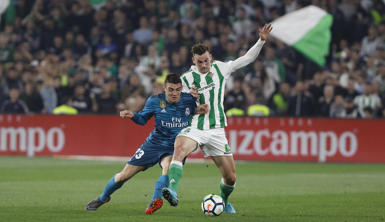 Aksi pemain Madrid, Kovacic (kiri) berebut bola dengan pemain Real Betis, Fabian pada lanjutan La Liga Santander di Villamarin stadium,Seville, (18/2/2018). Real Madrid menang 5-3. (AP/Miguel Morenatti)