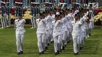 Paskibraka bersama Pasukan Pengamanan Presiden (Paspampres) melaksanakan Upacara Pengibaran Bendera Merah Putih dalam rangkaian Peringatan Detik-detik Proklamasi Kemerdekaan ke-74 RI di Istana Merdeka, Jakarta, Sabtu (17/8/2019). (Liputan6.com/HO/Kentung)