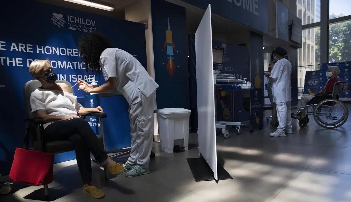 Seorang perempuan Israel menerima vaksin Pfizer-BioNTech COVID-19 ketiga di sebuah rumah sakit di Tel Aviv, Minggu (1/8/2021). Israel pada 29 Juli 2021 mulai memberikan dosis vaksin Covid-19 ketiga untuk warga berusia 60 tahun ke atas untuk mengatasi lonjakan kasus. (AP Photo/Sebastian Scheiner)
