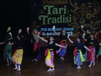 Sejumlah remaja putri mengikuti pelatihan tari tradisi di Pusat Pelatihan Seni Budaya (PPSB) Muhammad Mashabi, Jalan KH Mas Mansyur, Kebon Melati, Tanah Abang, Jakarta Pusat, Rabu (1/7/2026). Kegiatan yang berlangsung pada 23 Juni hingga 6 Juli 2026 itu menjadi wadah pengembangan keterampilan sekaligus upaya melestarikan seni budaya tradisional. Para peserta mempelajari dasar-dasar gerak tari sebagai bagian dari pembinaan seni. PPSB Muhammad Mashabi dikenal sebagai ruang kegiatan seni budaya, edukasi, dan komunitas yang dapat dimanfaatkan masyarakat untuk mengembangkan minat, bakat, serta memperkuat kecintaan generasi muda terhadap budaya Indonesia.