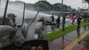 Pengunjuk rasa bentrok dengan petugas kepolisian saat aksi 28 Agustus 2025 di depan gedung Majelis Permusyawaratan Rakyat (MPR), Dewan Perwakilan Rakyat (DPR) dan Dewan Perwakilan Daerah (DPD), Jakarta, Kamis (28/8/2025). (merdeka.com/Arie Basuki)