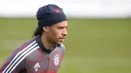 Gelandang Bayern Muenchen,Leroy Sane tiba untuk sesi latihan di Munich, Jerman, Selasa (7/3/2023). Di Allianz Arena, di mana mereka wajib menang setidaknya dua gol jika ingin lolos ke perempat final Liga Champions. (AP Photo/Matthias Schrader)