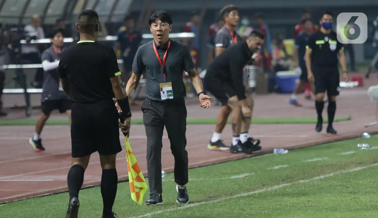 Pelatih Timnas Indonesia U-19, Shin Tae Yong melakukan protes kepada wasit garis saat laga melawan Vietnam U-19 pada kualifikasi grup A Piala AFF U-19 2022 di Stadion Patriot Candrabhaga, Bekasi, Jawa Barat, Sabtu (2/7/2022). Timnas Indonesia U-19 gagal membungkam Vietnam U-19 setelah bermain imbang 0-0. (Liputan6.com/Helmi Fithriansyah)