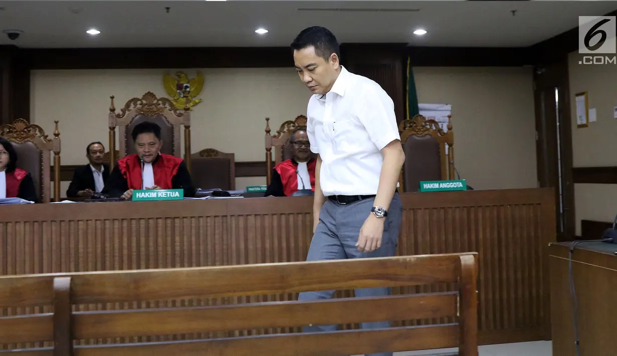 Terdakwa dugaan suap proyek Bakamla, Fayakhun Andriadi usai menjalani sidang lanjutan di Pengadilan Tipikor, Jakarta, Rabu (19/9). Sidang mendengar keterangan saksi Irvanto Hendra Pambudi, (Liputan6.com/Helmi Fithriansyah)