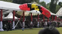 Seorang penerjun saat mendarat di lapangan Makopassus seusai melakukan aksi  terjun payung 18 lapis dalam perayaan HUT ke-63 Kopassus di Cijantung, Jakarta, Rabu (29/4/2015). (Liputan6.com/Herman Zakharia)