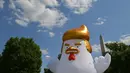 Sebuah balon raksasa berbentuk ayam diletakkan di sebuah taman di belakang Gedung Putih, Washington DC, 9 Agustus 2017. Balon ayam raksasa berukuran 23 kaki atau sekitar tujuh meter itu dengan rambut emas dan jari menunjuk Gedung Putih. (Mandel NGAN/AFP)