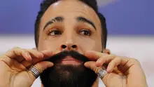 Pemain Prancis, Adil Rami, memamerkan gaya kumisnya. (AP Photo/David Vincent)