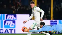 Gawang kiper Timnas Indonesia itu tiga kali dijebol masing-masing oleh Matias Soule, Evan Ferguson, dan Wesley Franca. (AFP/Piero Cruciatti)