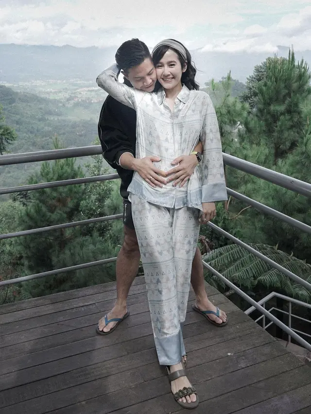 Umumkan Hamil Anak Kedua, Ini 6 Potret Mesra Ardina Rasti dan Arie Dwi Andhika