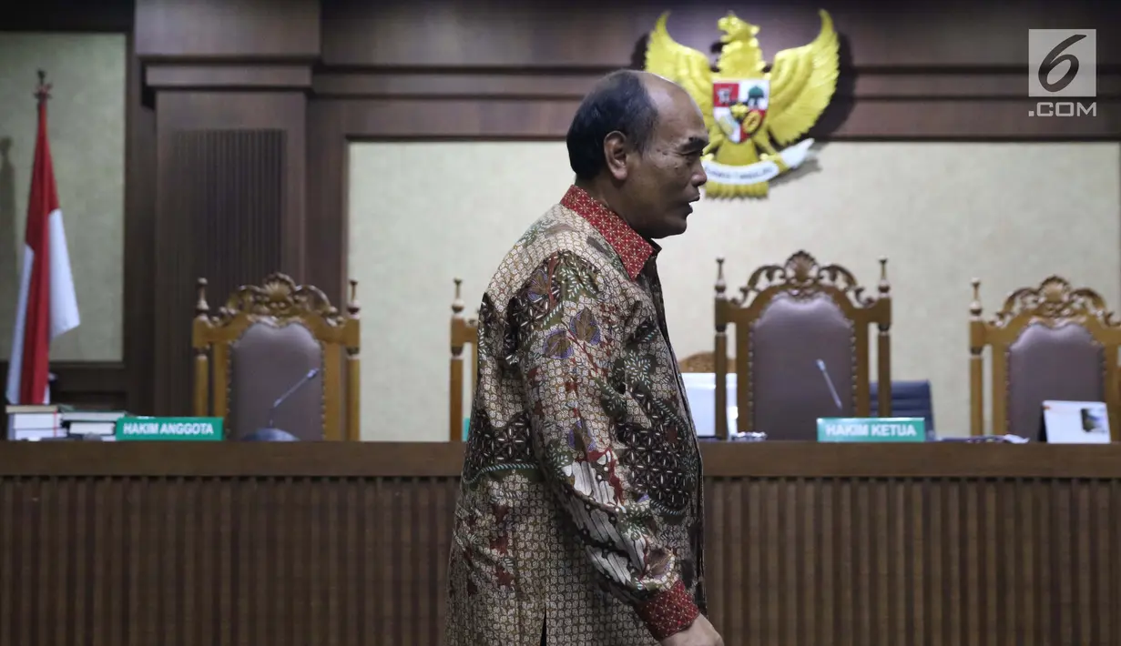 Mantan Direktur Utama PT Asuransi Jasa Indonesia, Budi Tjahjono saat jeda sidang pembacaan putusan di Pengadilan Tipikor, Jakarta, Rabu (10/4). Hakim menjatuhkan hukuman pidana kepada Budi Tjahjono 7 tahun penjara dan denda Rp 300 juta. (Liputan6.com/Helmi Fithriansyah)