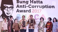 Penerima anugerah Bung Hatta Anti Corruption Award 2017, Bupati Bantaeng, Nurdin Abdullah dan Dirjen Bea Cukai, Heru Pambudi berfoto bersama keluarga Bung Hatta dalam acara malam anugerah di Jakarta, Kamis (14/12) malam. (Liputan6.com/Herman Zakharia)