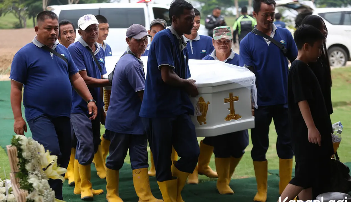 Jenazah Benny Effendy dimasukkan dalam peti putih digotong beberapa orang. Sebelum dimakamkan, pihak keluarga melakukan foto bersama di depan peti jenazah. [KapanLagi.com/Budy Santoso]