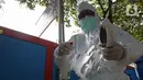 Petugas medis membersihkan diri (dekontaminasi) usai menangani pasien COVID-19 di Puskesmas Kecamatan Gambir, Jakarta Pusat, Selasa (6/10/2020). Puskesmas Kecamatan Gambir membuat Bilik Mandi Petugas Kesehatan Masa Pandemi (Bimasakti) untuk memudahkan petugas medis. (Liputan6.com/Herman Zakharia)