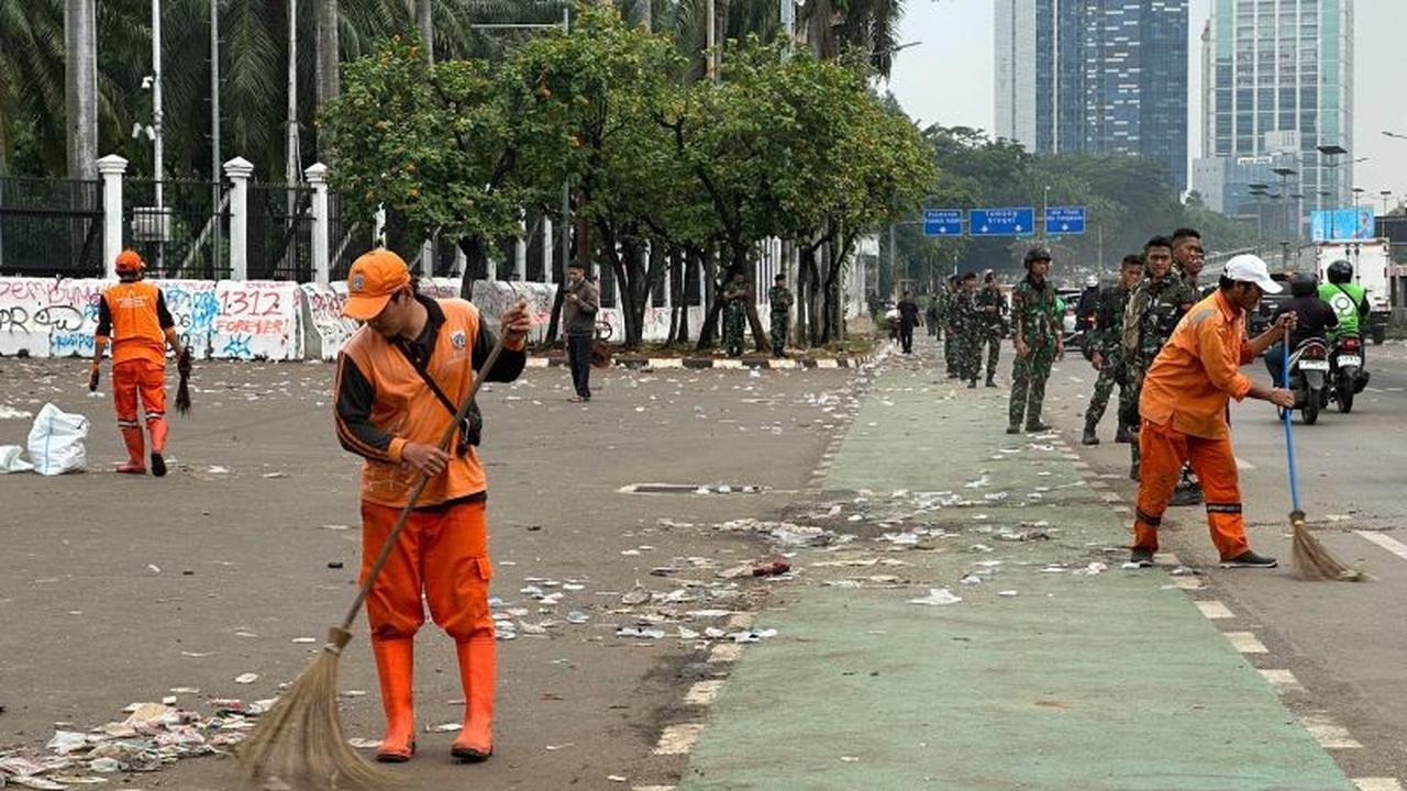Tahukah Anda, Butuh Berapa Lama Petugas PPSU Lakukan Pembersihan Pasca Demo DPR? Ini Faktanya