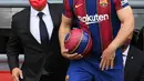 Penyerang Sergio Aguero tersenyum saat tiba untuk sesi foto selama presentasi resminya sebagai pemain baru Barcelona di stadion Camp Nou, Spanyol (31/65/2021).  Barcelona resmi mengontrak Sergio Aguero dari Manchester City dengan kesepakatan hingga 2023. (AFP Photo/Lluis Gene)