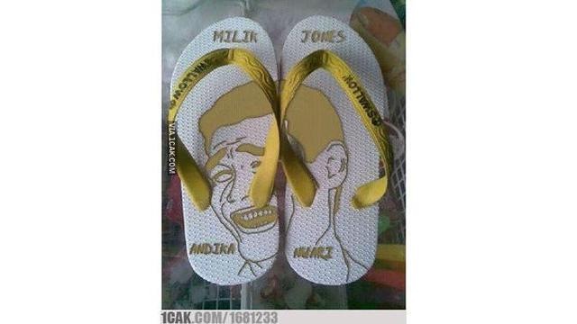 6 Tulisan di Sandal Jepit Tanda Kepemilikan Ini Bikin Ngakak