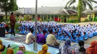 Siswa sekolah di Jambi mengikuti doa bersama dan sosialisasi narkoba. (Foto: Istimewa/B Santoso)